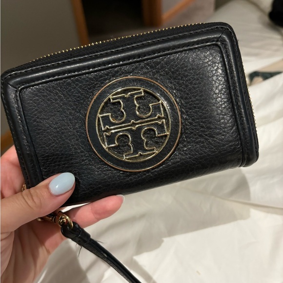 ✨Tory Burch Amanda Wristlet - Picture 2 of 8
